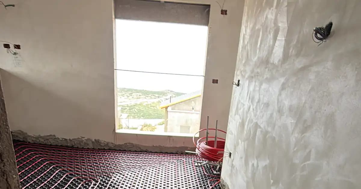 חימום תת רצפתי לעומת מזגן — מה עדיף לבית בישראל?