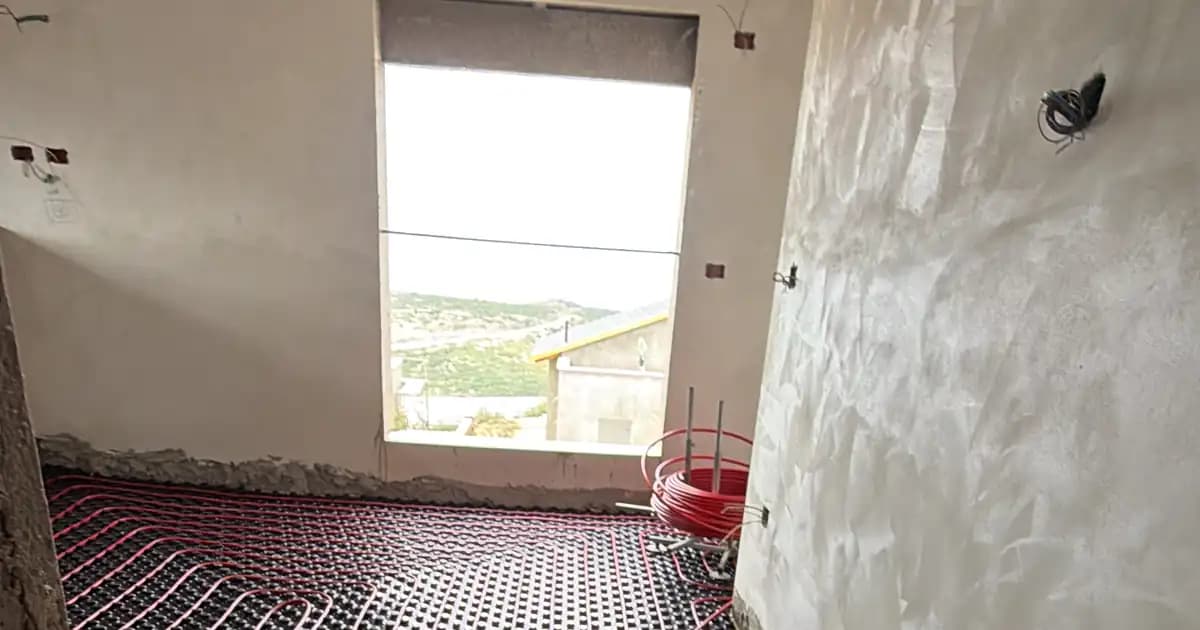 איך עובד חימום תת רצפתי מים? המדריך המלא