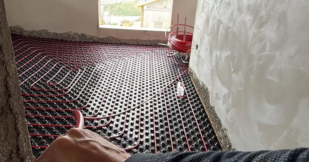 צינור חימום תת רצפתי — המדריך המלא לבחירת הצנרת הנכונה (2026)